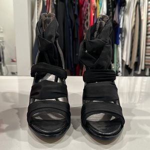 Guess gwnoon black multi fabric heel size 7